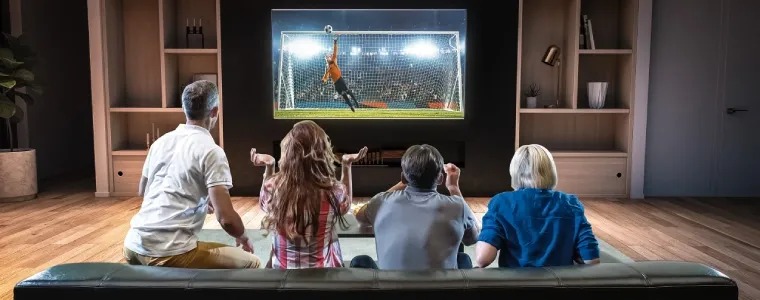 Família assistindo TV